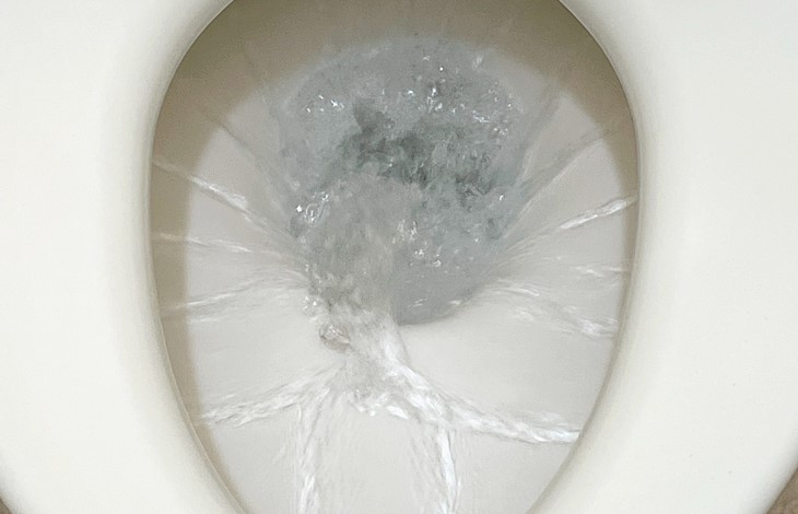 最新のトイレは、なぜ少ない水で流せるの？