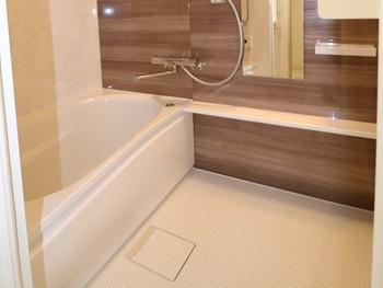 TOTOのマンションリモデルバスルームは魔法びん浴槽とほっカラリ床搭載のプランです