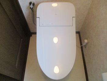 ２階のトイレはTOTOのウォシュレット一体型便器GG1です。便器のフチ裏が無く、汚れをはじく素材で出来ているのでお掃除が楽にできます。