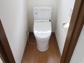 トイレはTOTOのピュアレストQRに交換しました。。四角いシャープな印象のトイレです。タンクの高さが低くなっているので手洗いしやすいです。