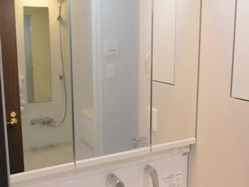 洗面台はTOTOのサクアに交換しました。鏡裏はすべて収納スペースになっているので、日常的に使用するものを収納するのに便利です。