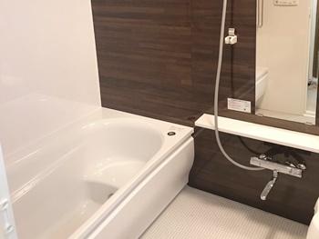 TOTOさんのマンションリモデルバスルーム　魔法びん浴槽にほっカラリ床と冬でも寒さを感じない浴室に　アクセントパネルは高級感のある木目柄にしました