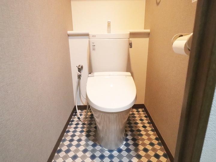 新しく交換したトイレは、リクシルのアメージュZです。
