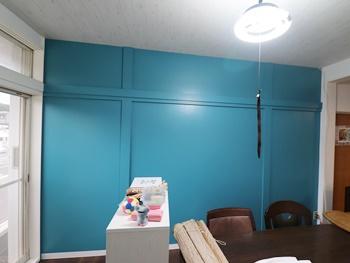 お部屋の壁を1面のみアクセント塗装しました。カラーはインディアンターコイズです。爽やかでおしゃれな空間になりました。