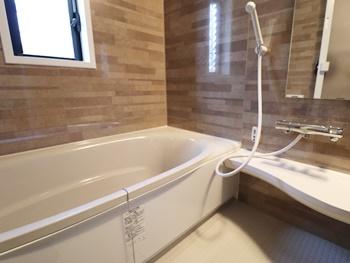 リクシルのアライズに交換しました。壁パネルは4面HFセブストーンにしました。高級感のあるステキな浴室になりました。