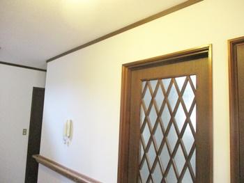 玄関の壁紙を剥がしました。張替えた壁紙はサンゲツのSP2803です。明るい玄関になりました。