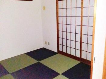 グリーンとバイオレットの琉球風畳を市松模様のように並べてモダンな印象に　壁紙はリリカラさんのLB-9061　和室に合うように和紙風の壁紙です