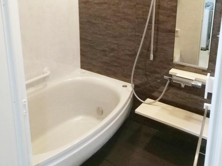 S様邸にて浴室リフォーム工事を行いました　TOTOさんのマンションリモデルバス　WGシリーズのXタイプ　ワイド浴槽にエアインシャワー角形　棚一体スッキリ水栓にほっカラリ床　重厚感のある色合いで高級ホテルのようです