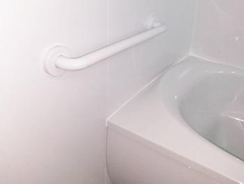 TOTOのインテリアバーを取り付けました。浴槽への出入りがしやすく、転倒防止になり安心・安全です。