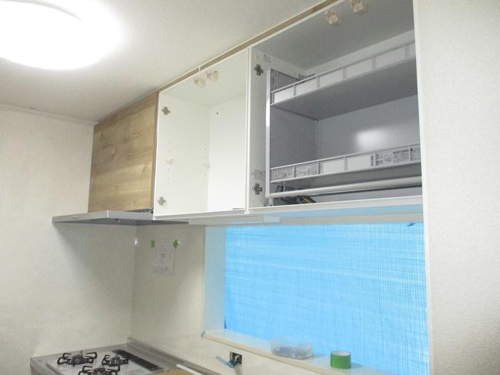 【キッチン】施工中　吊戸棚.JPG