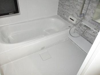 浴室はTOTOのサザナに交換しました。浴槽は断熱材で包み込んだ魔法びんのような構造なので、保温性が高いです。長時間の入浴も快適に過ごせます。
