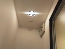 ダウンライトに変更するため、電気工事も行いました。全体を明るく照らしてくれるLEDは寿命が長いので今は主流になりました。洗面所は天井と壁の壁紙はそのままに、クッションフロアはサンゲツのものに張り替えます。