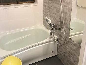TOTOさんのマンションリモデルバスWGタイプ　インテリアバーと浴槽のフチ全体で身体を支えるので子どもから大人まで安心して入浴時間を過ごせます