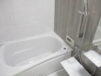 浴室はTOTOのマンションリモデルバスルームに交換しました。浴槽は断熱材で包み込んだ魔法びんのような構造なので、保温性が高いです。長時間の入浴も快適です。