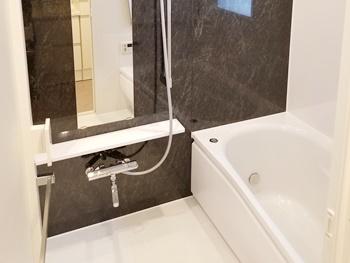 TOTOのマンションリモデルバスルームは保温効果の高いお風呂です。排水口にはぬめりやカビが付きにくく掃除が簡単です