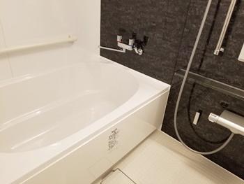 浴室をリクシルのリノビオVに交換しました。床やカウンターのお掃除が簡単で保温効果も高いです。