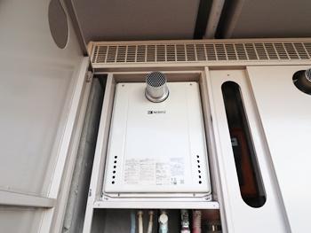 ノーリツのGT-2460SAWXは、お湯張りから追い炊き、保温まですべて自動で行います。扉内設置型の給湯器です。