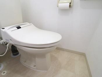 トイレの内装工事を行いました。壁紙はサンゲツのRE51599、クッションフロアはHM15087に張替えました。