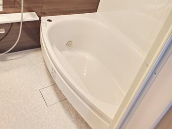 TOTOのマンションリモデルバスルームは、保温効果の高い魔法びん浴槽なので、長時間の入浴も快適です。