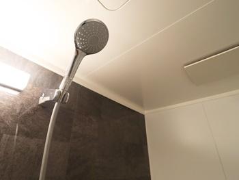 レインO²シャワーは、やわらかな浴び心地の節水シャワーです。アクセントパネルは、組石グレーにしました。高級感があり、おしゃれな浴室になりました。