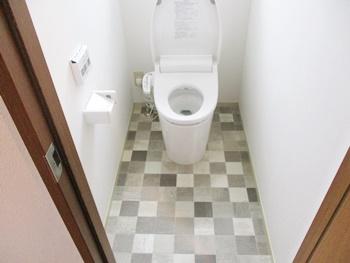 2階のトイレもパナソニックのNEWアラウーノVに交換しました。クッションフロアはサンゲツのHM15086に張替えました。オシャレなトイレになりました。