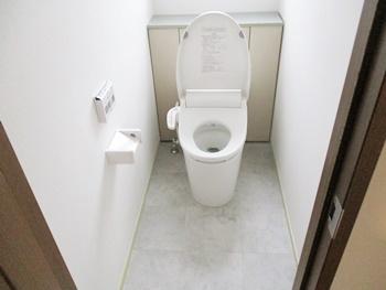 トイレはパナソニックさんのNEWアラウーノVに交換しました。汚れがたまりやすかった便器のフチ裏がない形状のトイレなので、お手入れがラクラクです。クッションフロアはサンゲツのHM15082に張替えました。