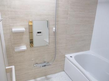 浴室はTOTOのマンションリモデルバスルームに交換しました。壁同士の継ぎ目が目地なし構造なので、イヤなカビが付きにくく、いつも清潔です。
