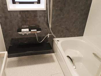 浴室は、TOTOのマンションリモデルバスルームに交換しました。ほっカラリ床は、床表面に特殊処理を施した親水層の効果で、皮脂汚れと床の間に水が入り込み、汚れ落ちがスムーズに。ブラシでのお掃除が簡単です。