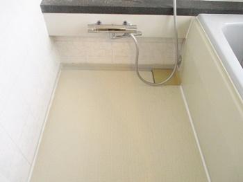 浴室の床にトリミールフィルムを貼りました。特殊防カビ防水シート加工として開発されたトリミールフィルムは、裏紙を剥がして貼るだけで長期にわたりカビの発生を防ぐ機能的フィルムです。水栓交換・鏡交換も行いました。綺麗な浴室になりました。