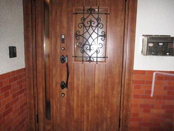玄関ドアはリクシルのリシェントに交換しました。断熱性が高いです。ステキな玄関ドアになりました。