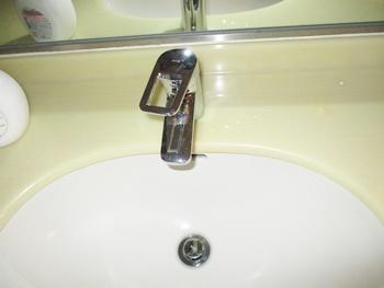 洗面台の水栓をTOTOの台付シングル混合水栓TLHG31AEFRです。水とお湯をしっかり使い分け、お湯のムダ使いを防ぎます。