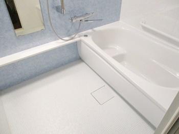 浴室をTOTOのマンションリモデルバスルームに交換しました。ほッカラリ床は、床表面に特殊塗装を施した親水層の効果で、皮脂汚れと床の間に水が入り込み汚れ落ちがスムーズです。お掃除がラクラクです。