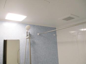 壁面には汚れもカビも付着しにくいHQパネルを採用しています。スポンジでサッと汚れが拭き取れます。