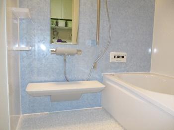 カウンターは壁や浴槽と離れた浮島のようなデザインなので、ぐるりと一周手が届き、お掃除が簡単です。