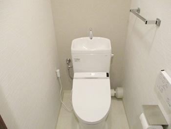 トイレはTOTOのピュアレストQRに交換しました。セフィオンテクトを採用したトイレなので、汚れが付きにくく、お手入れが簡単です。内装工事も行いました。