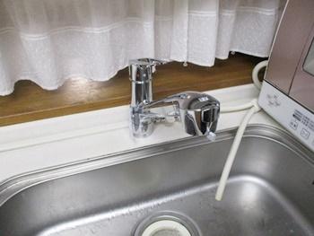 キッチンの水栓は、タカギの食洗器分岐型クリーン浄水器JL327MN-NNLRに交換しました。食洗器の場所が左右どちらに置いてあっても取り出し口を左右変更できるので便利です。