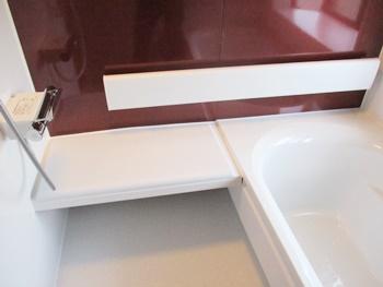 座りやすくデザインされたベンチタイプのカウンターは、浴槽と高さがそろい、座ったままスライド移動ができます。