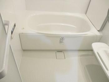 浴室をリクシルのリノビオVに交換しました。ミナモ浴槽は、角の少ないやわらかな曲線で快適な入浴姿勢がとりやすく、ゆっくりとくつろげます。