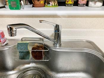 キッチンの水栓はシングルレバー水栓に交換しました。凹凸が少ないので、汚れても簡単に拭き取れます。