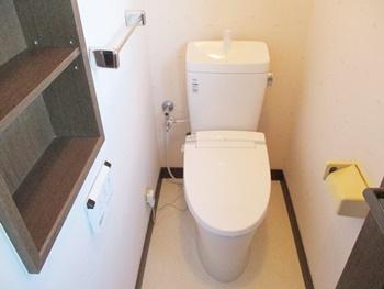 トイレをリクシルのアメージュZに交換しました。アクアセラミックを採用したトイレなので、汚れが付きにくく、お手入れが簡単です。