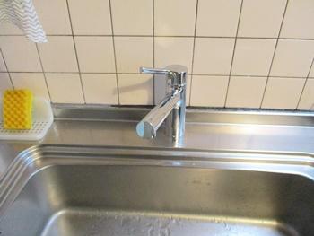 キッチンの水栓はTOTOのTKS05301に交換しました。スタイリッシュなデザインの水栓です。