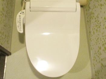 トイレをパナソニックのNEWアラウーノVに交換しました。スゴピカ素材を採用したトイレなので、汚れが付きにくく、お手入れが簡単です。