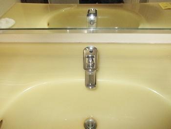 洗面台の水栓は、TOTOの台付シングル混合水栓TLHG31AEFRに交換しました。