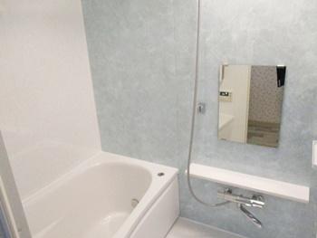浴室をTOTOのマンションリモデルバスルームに交換しました。壁同士の継ぎ目は目地なしのTOTO独自構造なので、イヤなカビが付きにくく、いつでも清潔です。アクセントパネルは、マテリアルアロマグリーンにしました。