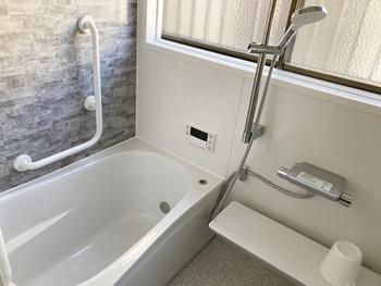 浴室をTOTOのサザナに交換しました。断熱材で包み込んだ魔法びんのような構造の浴槽なので、保温性が高いです。