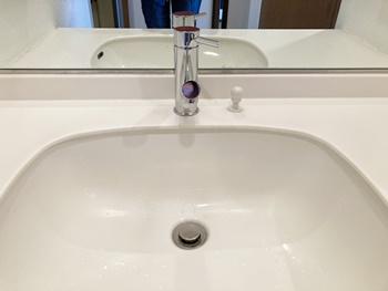 洗面の水栓はTOTOの台付シングル混合水栓TLC32ERに交換しました。ハンドシャワー付きなので、ボウル内のお掃除が簡単です。