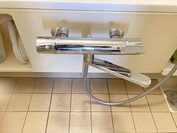 浴室の水栓をTOTOの壁付サーモスタット混合水栓TBV03401Jに交換しました。お掃除のしやすいスッキリしたデザインです。