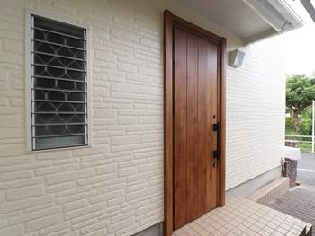 玄関ドアをYKKのリモドアに交換しました。外気の侵入を抑える断熱素材・構造を採用しています。熱の出入りを抑えることで、冷暖房の効率もアップします。ステキな玄関ドアになりました。
