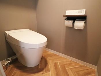 リクシルのサティスSは、アクアセラミックを採用したトイレなので、汚れが付きにくいです。スタイリッシュなデザインのトイレです。
