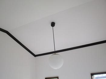 天井と壁のクロスを張替えました。サンゲツさんのSP9573です。四角形が重なり合う奥行き感のあるデザインで、天井や床のアクセントにもおすすめです。